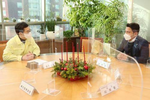 정원오 더불어민주당 서울시장 예비후보가 지난 2021년 12월 성동구청장 재임 시절 성동구청 회의실에서 권혁민 도이치모터스 대표와 대화를 나누고 있다. 이 사진은 현재 성동구청 홈페이지에서 비공개로 전환됐다. ⓒ성동구청