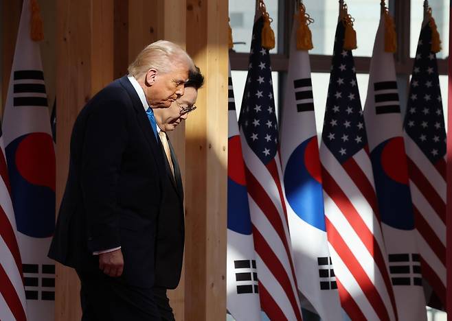 이재명 대통령과 도널드 트럼프 미국 대통령이 29일 경북 경주박물관에서 열린 공식 환영식에서 의장대를 사열하기 위해 이동하고 있다. 2025.10.29. [경주=뉴시스]