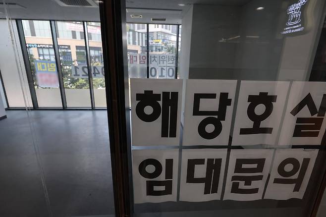 서울 시내 한 아파트 단지 내 상가에 임대문의가 게시된 모습. ⓒ 뉴스1