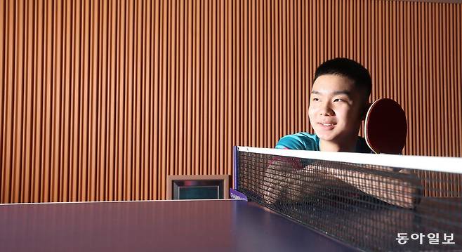 중학교 3학년인 이승수는 지난달 ‘월반’해 출전한 전국남녀종별선수권대회 남자 고등부 단식에서 고교생 형들을 제치고 우승했다. 이승수는 2004 아테네 올림픽 탁구 남자 단식 금메달리스트 유승민 대한체육회장을 넘어 “올림픽 금메달 2개를 목에 거는 것”이 꿈이라고 말했다. 사진은 최근 대전동산중 훈련장에서 만난 이승수의 모습. 대전=장승윤 기자 tomato99@donga.com