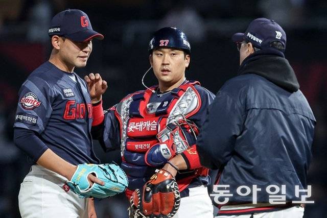 5이닝을 채우지 못하고 마운드에서 내려가는 김진욱(왼쪽). 롯데 자이언츠 제공