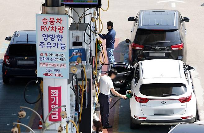 2일 서울 서초구 경부고속도로 부산방향 만남의 광장 주유소에서 시민들이 주유하고 있다. 2026.04.02. 뉴시스