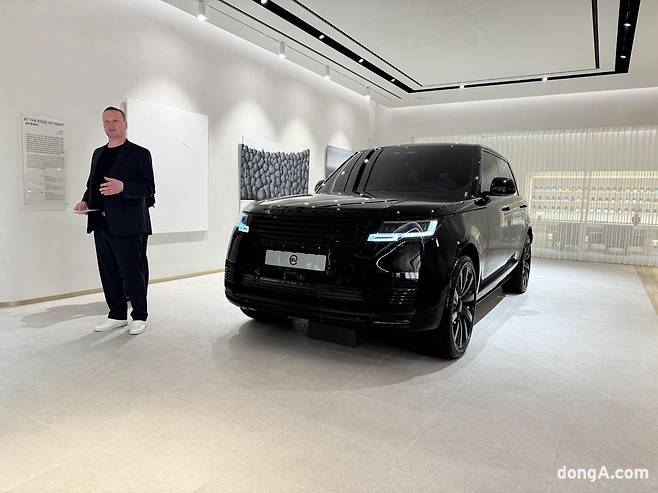 닐 메일링 JLR SVO SV 비스포크 글로벌 세일즈 책임자가 2일 서울 강남구 도산대로 랜드로버 강남 전시장 SV 비스포크 스튜디오에서 신차를 소개하고 있다. 정진수 기자