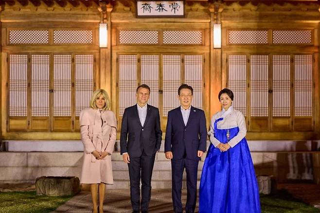 이재명 대통령 내외는 2일 국빈 방한한 에마뉘엘 마크롱 프랑스 대통령 내외와 청와대 상춘재에서 친교 만찬을 함께했다. 이 대통령 인스타그램 캡처