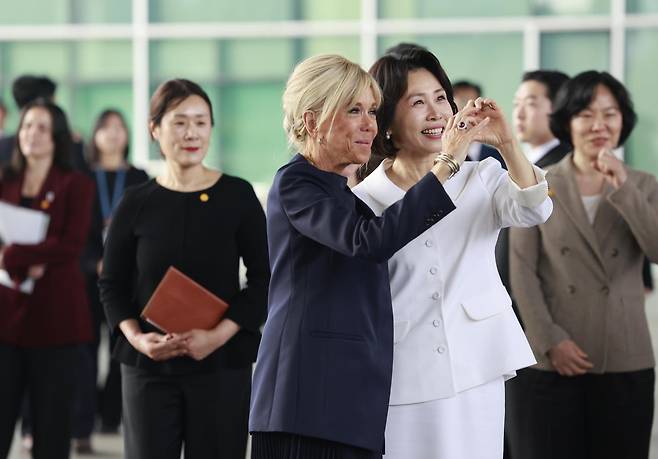 김혜경 여사와 에마뉘엘 마크롱 프랑스 대통령 부인 브리지트 마크롱 여사가 3일 친교 일정으로 서울 용산구 국립중앙박물관을 방문해 관람객에게 손하트를 하고 있다. 청와대통신사진기자단