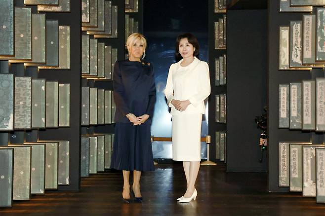 김혜경 여사와 에마뉘엘 마크롱 프랑스 대통령 부인 브리지트 마크롱 여사가 3일 국립중앙박물관에서 열린 친교일정 중 의궤실에서 기념촬영을 하고 있다. 청와대통신사진기자단