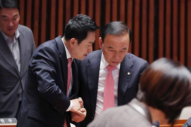 국민의힘이 1일 박덕흠 의원을 당 공천관리위원장에 임명한 것으로 알려졌다. 사진은 지난달 31일 서울 여의도 국회에서 열린 의원총회에서 대화하는 장 대표와 박 의원 모습. 2026.04.01. 뉴시스