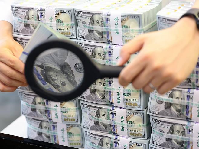 미국·이란 전쟁 발발에 따른 환율 불안으로 시장안정화 조치가 확대되면서 우리나라 외환보유액이 두 달 만에 감소 전환했다. 3일 한국은행에 따르면 2026년 3월 말 기준 우리나라 외환보유액은 4236억 6000만 달러로, 전월 말(4276억 2000만 달러) 대비 39억 7000만 달러 감소했다. 사진은 이날 서울 중구 하나은행 위변조대응센터에서 은행 관계자가 달러화를 정리하는 모습. 2026.4.3/뉴스1