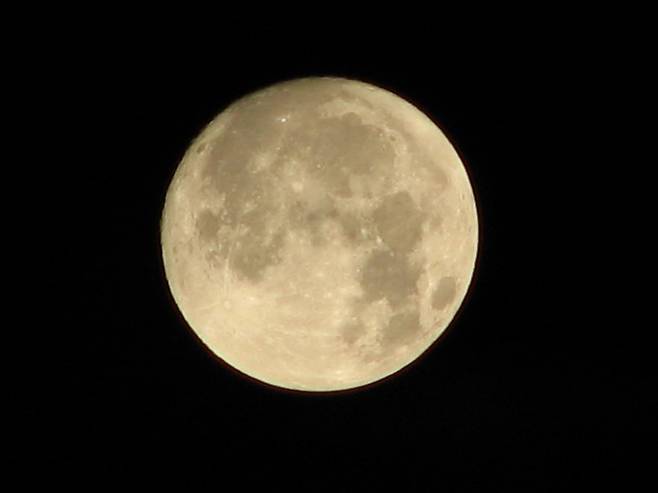 미국의 달 복귀 일정이&nbsp;지연되는 가운데 중국이 먼저 달에 발을 디딜 수 있다는 전망이 나온다. 게티이미지뱅크 제공