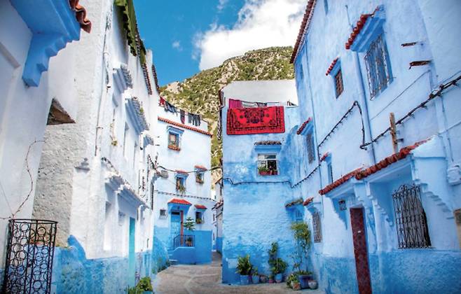 모로코 북부 리프 산맥 속 작은 도시 셰프샤우엔(Chefchaouen)의 거리. /사진 로이터연합