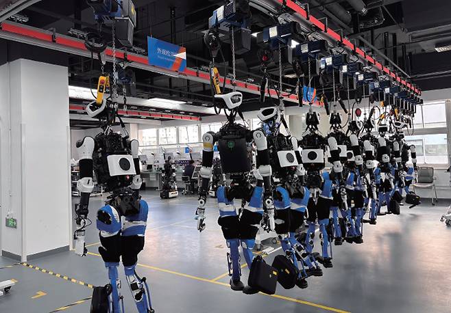 몸체 조립이 완료된 톈궁이 검수를 위해 매달려 있다. /사진 이은영 기자