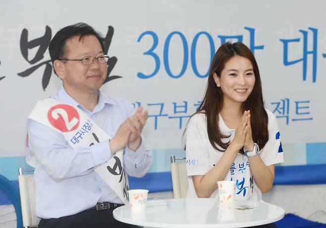 [대구=뉴시스] 주기철 기자 = 김부겸 새정치민주연합 대구시장 후보와 딸 윤세인(본명 김지수)씨가 28일 오후 대구 서구 선거사무실에서 '보고싶다 김부겸' 부녀 토크 콘서트를 하고 있다. 2014.05.28. joo4620@newsis.com /사진=뉴시스