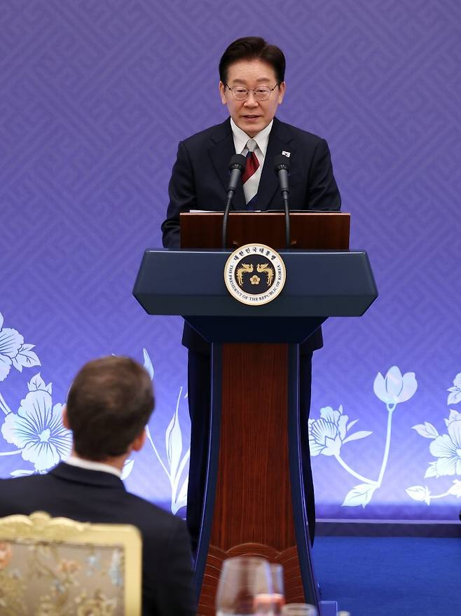 이재명 대통령이 3일 청와대 영빈관에서 열린 에마뉘엘 마크롱 프랑스 대통령 국빈 방한 환영 오찬에서 환영사를 하고 있다. 뉴스1