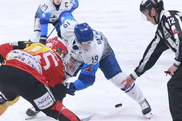 2일 일본 홋카이도 도마코마이 네피아 아이스 아레나에서 HL 안양과 레드이글스 홋카이도의 아시아리그 아이스하키 챔피언결정전 3차전이 열리고 있다. HL 안양 제공