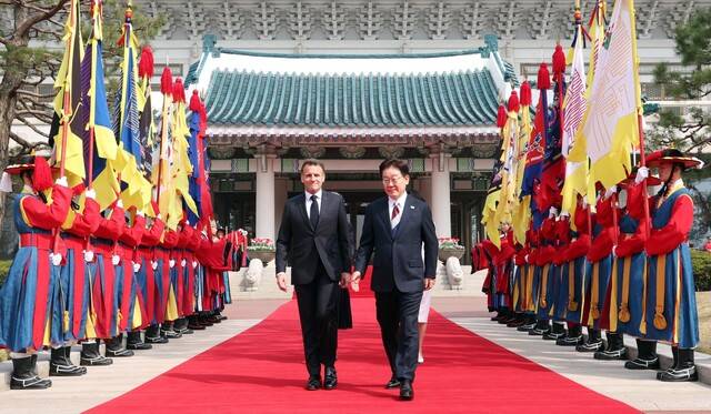 이재명 대통령이 3일 청와대에서 국빈 방한한 에마뉘엘 마크롱 프랑스 대통령과 공식 환영식장으로 향하고 있다. 연합뉴스