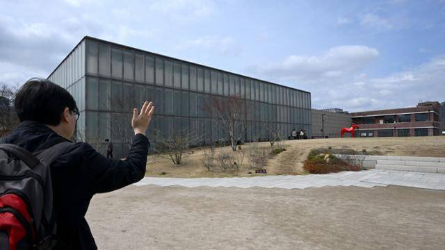 천경환 건축사가 31일 서울 종로구 국립현대미술관의 구성에 대해 설명하고 있다. 박지연 인턴기자