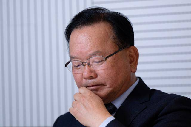 6·3 지방선거 대구시장에 출마하는 더불어민주당 소속 김부겸 전 국무총리가 1일 서울 중구 한국일보사에서 본보와 인터뷰하고 있다. 박시몬 기자