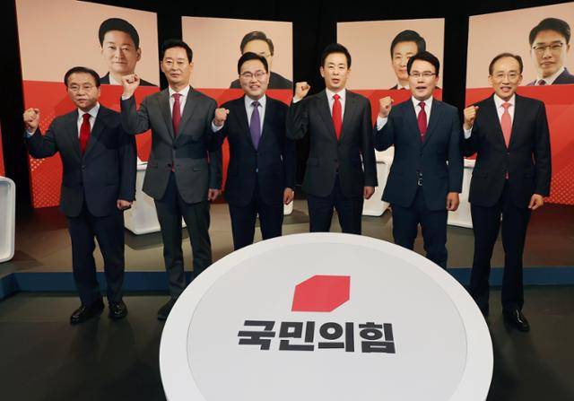 지난달 30일 대구 수성구 TBC대구방송 사옥에서 열린 '국민의힘 대구시장 후보 1차 비전 토론회'에 참석한 국민의힘 대구시장 예비 후보들이 파이팅을 외치고 있다. 왼쪽부터 윤재옥·최은석·홍석준·유영하·이재만·추경호 예비 후보. 대구=연합뉴스