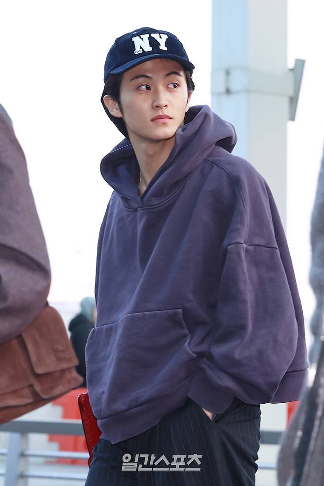 그룹 엔시티 드림(NCT DREAM) 마크가 13일 오전 팬사인회 일정에 참석하기 위해 인천국제공항을 통해 중국 창사로 출국했다. 인천공항=서병수 기자 qudtn@edaily.co.kr /2026.03.13/