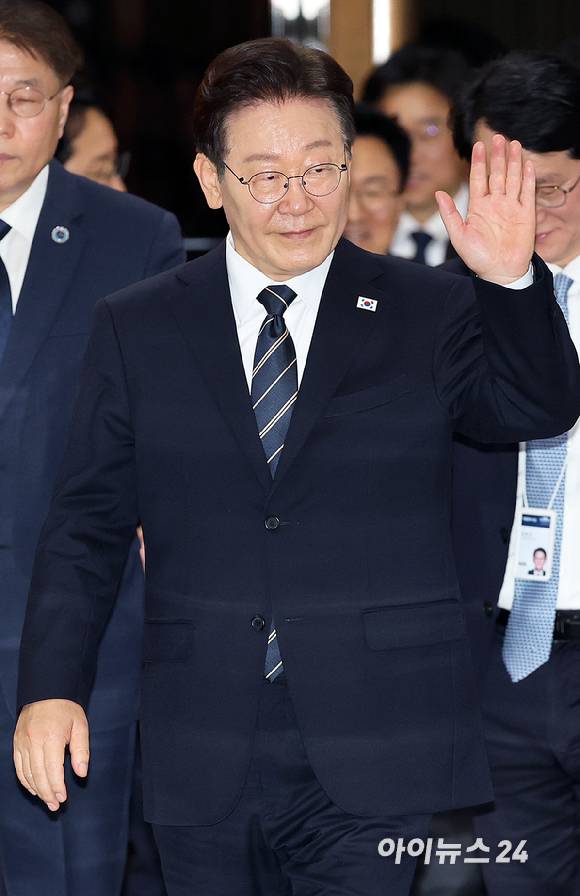 이재명 대통령이 지난 2일 서울 여의도 국회 본회의장에서 중동 사태 대응 등을 위한 추가경정예산안에 대한 시정연설을 마친 후 나서며 손을 들어 인사하고 있다. [사진=곽영래 기자]