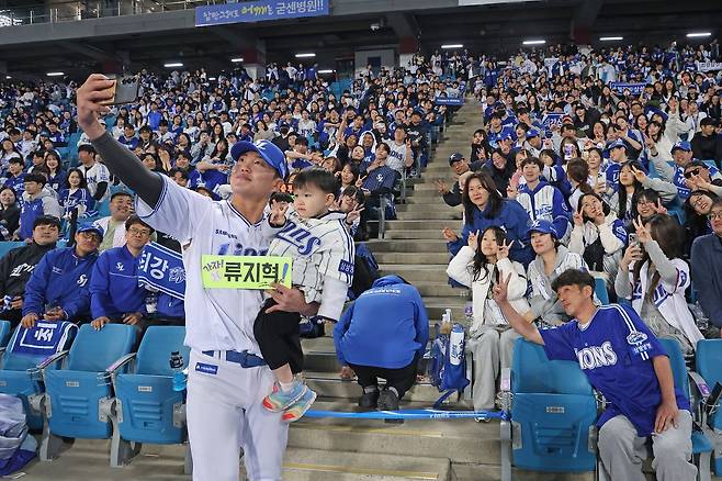 2일 대구 두산전 수훈선수 인터뷰를 마친 뒤 팬들과 함께 사진을 찍는 삼성 류지혁. 사진 삼성 라이온즈