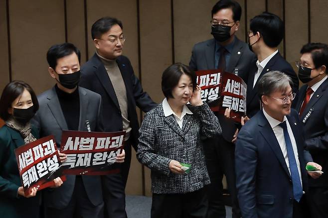 국회 법제사법위원장인 더불어민주당 추미애 의원이 지난 2월 28일 국회에서 열린 2월 임시국회 8차 본회의에서 전날 상정된 법원조직법 개정안(대법관 증원법)에 대한 무제한 토론 종결 동의의 건 투표를 하고 있다. 연합뉴스