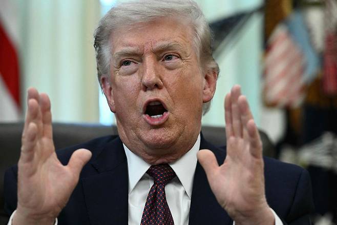 지난달 31일(현지시간) 미국 워싱턴 DC 백악관 오벌오피스에서 도널드 트럼프 미국 대통령이 행정 명령에 서명한 후 연설하고 있다. AFP=연합뉴스