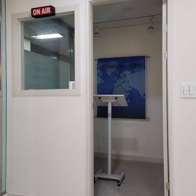 임원 선거 대비반을 운영하는 서울 강남구 대치동 한 스피치 학원. 방송 연설을 준비하기 위한 세트가 갖춰져 있다. 이규림 기자