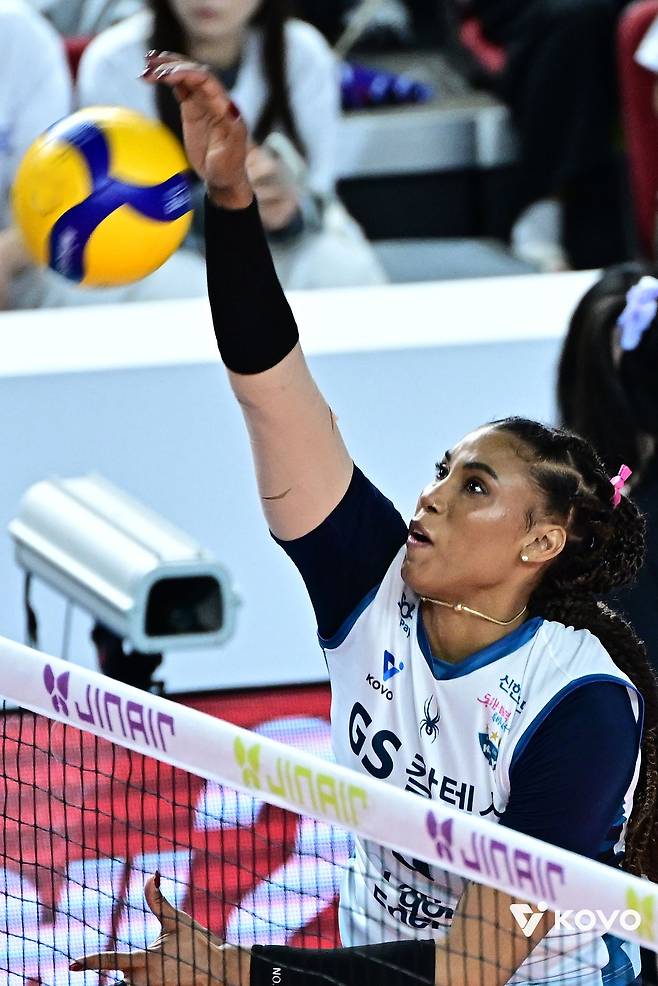 3일 김천체육관에서 열린 챔피언결정전 2차전에서 공격하는 GS칼텍스 실바. 사진 한국배구연맹