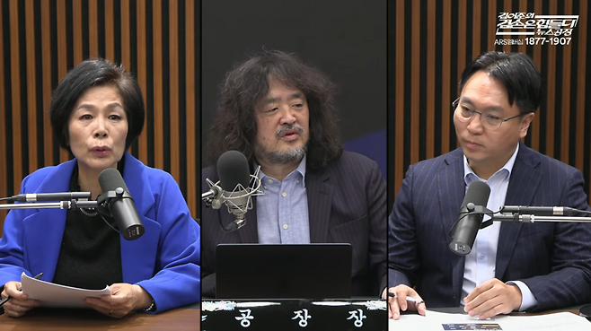 2일 유튜브 '김어준의 겸손은 힘들다 뉴스공장'에 출연한 최민희 위원장(왼쪽)과 진행자 김어준씨(가운데), 봉지욱 기자. /뉴스공장