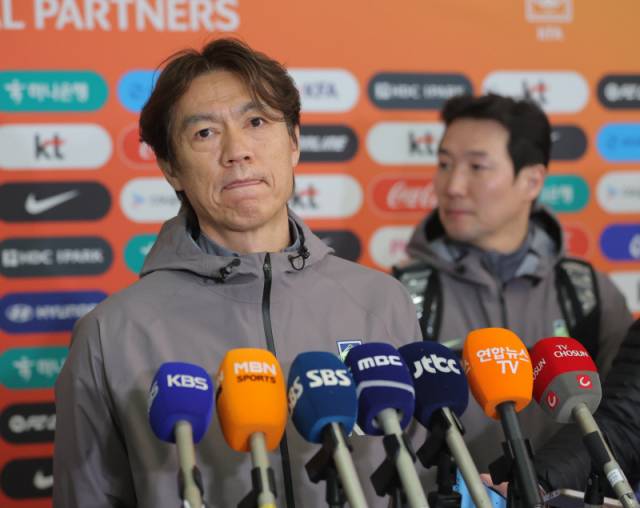 ▲ 홍명보 한국 축구 국가대표팀 감독이 2일 인천국제공항을 통해 3월 A매치 2연전을 마치고 귀국한 뒤 취재진과 인터뷰를 가지며 생각에 잠겨 있다.  연합뉴스