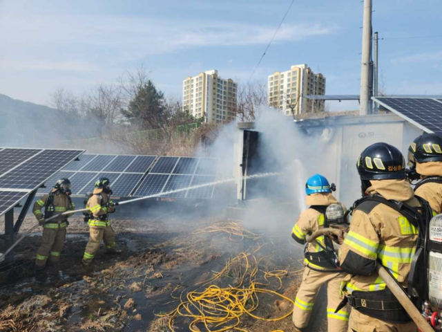 ▲ 3일 오후 2시 43분쯤 인제군 남면 어론리 태양광 충전시설에서 화재가 발생했다. 강원도소방본부 제공