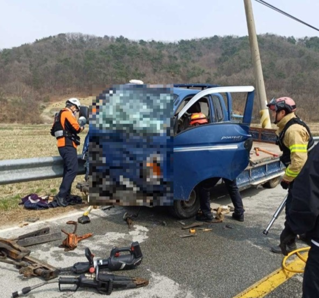 ▲ 3일 오후 1시 26분쯤 원주시 부론면 손곡저수지 인근 도로에서 25t 트럭과 1t 트럭이 충돌해 1t 트럭에 탑승한 50대 남성 등 2명이 중상을 입었다. 강원도소방본부 제공