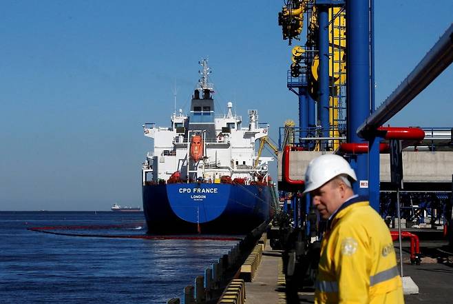 러시아 우스트루가 터미널에서 유조선에 원유가 주입되고 있다. 사진=REUTERS