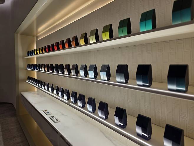 60여가지 색상의 칩이 SV 비스포크 스튜디오에 전시되어있다. /사진=이정우 기자