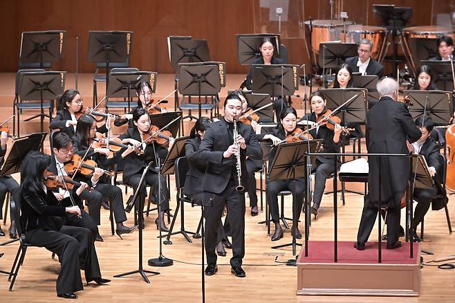 지난달 31일 서울 예술의전당에서 열린 KBS교향악단 정기연주회에서 클라리넷 연주자인 김한이 연주하고 있다. /사진출처. KBS교향악단.