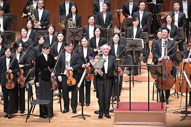 지난달 31일 서울 예술의전당에서 열린 KBS교향악단 정기연주회에서 지휘를 맡은 마렉 야노프스키와 KBS교향악단. /사진출처. KBS교향악단.