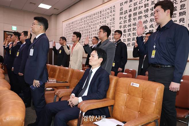 ‘쌍방울 대북 송금’ 의혹 사건의 수사 책임자인 박상용 인천지검 부부장검사가 3일 서울 여의도 국회에서 열린 윤석열 정권 정치검찰 조작기소 의혹사건 진상규명 국정조사 특별위원회 전체회의에서 증인선서를 거부하며 자리에 앉아 있다. 2026.04.03. 박민규 선임기자