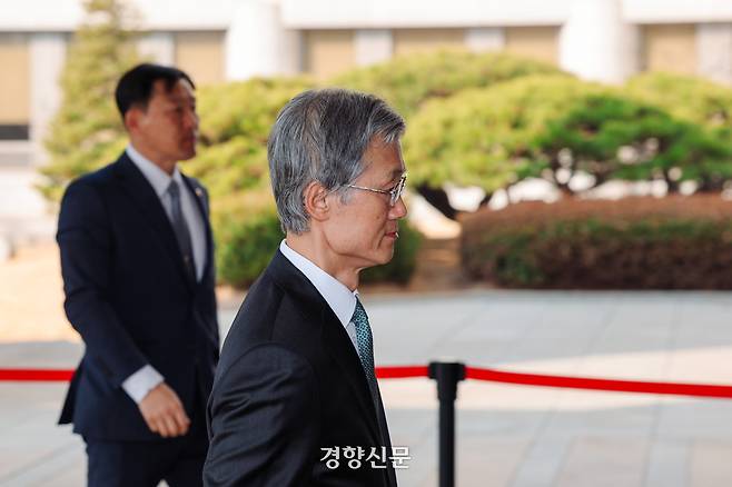 조희대 대법원장이 지난 3월17일 서울 서초구 대법원 청사로 출근하고 있다. 이준헌 기자