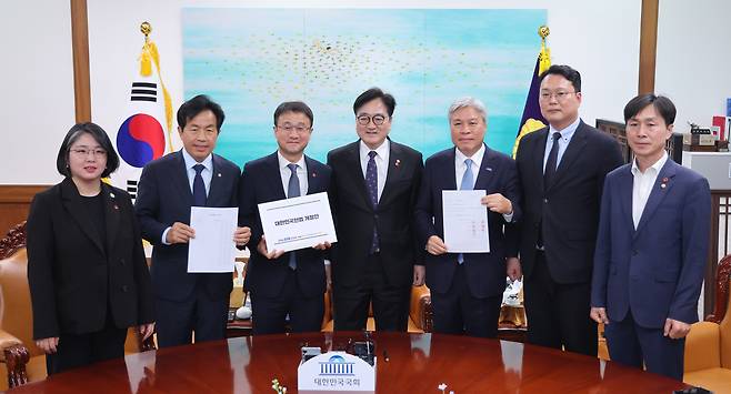 우원식 국회의장과 여야 6당 원내대표들이 3일 국회 본관 국회의장 집무실에서 헌법 개정안을 들고 기념 촬영을 하고 있다. 연합뉴스