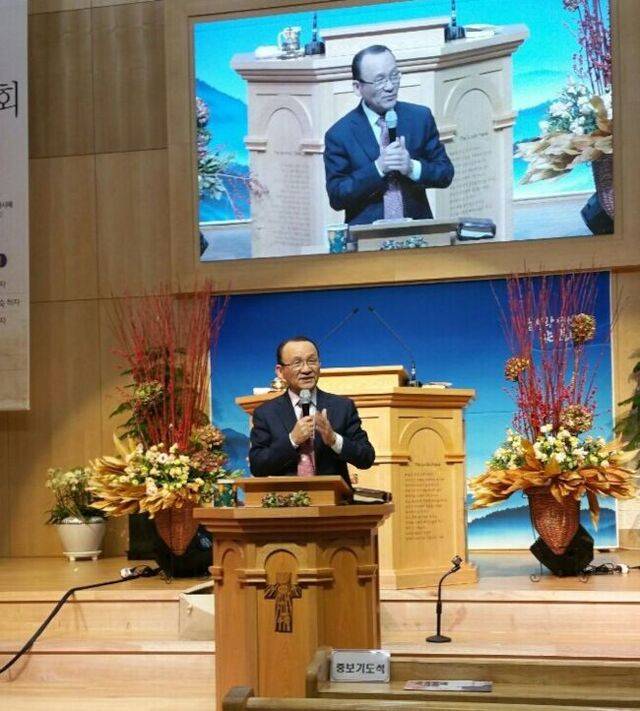 이종근 장로가 2017년 부산비전교회에서 집회를 인도하고 있다.