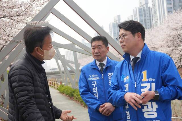 3일 김광 계양구청장 예비후보가 계양구 서부천 벚꽃축제 준비 현황 점검을 하고 있다. 김광 예비후보 선거캠프 제공
