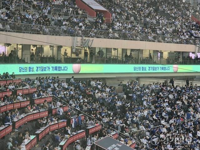 수원 KT위즈파크가 오프시즌 동안 관중석 좌석 등 시설 개선 공사를 마쳐 관람 환경이 개선됐다.임창만기자