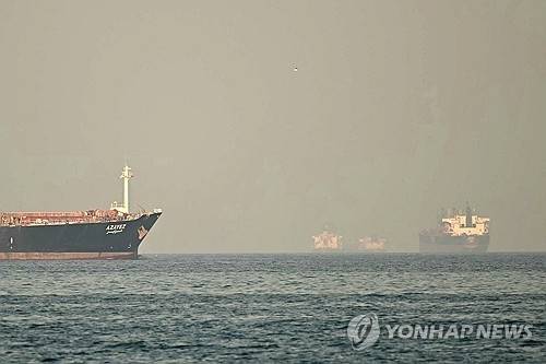 호르무즈 해협에 떠 있는 유조선들. [연합뉴스]