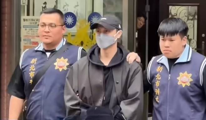 체포되는 추성이. 사진|TVBS 유튜브 채널