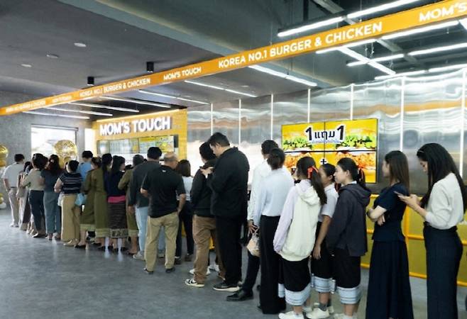 맘스터치가 라오스 수도 비엔티안에 첫 매장을 열었다. [사진=맘스터치 제공]