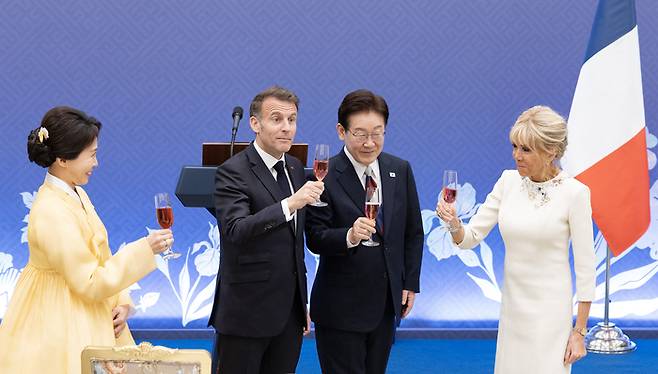 이재명 대통령과 마크롱 프랑스 대통령이 3일 청와대 영빈관에서 열린 국빈오찬에서 건배를 하고 있다. 2026.04.03 청와대사진기자단 김호영기자