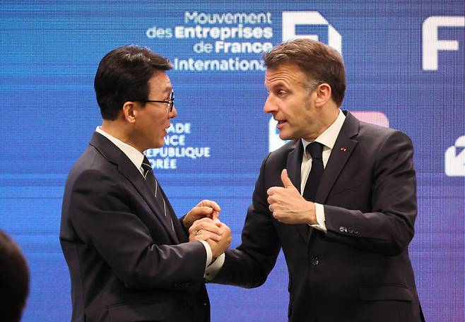 김민석 국무총리와 에마뉘엘 마크롱 프랑스 대통령이 3일 서울 여의도 FKI타워에서 열린 한-프랑스 경제계 미래대화 폐회식을 마치며 대화하고 있다. [연합뉴스]