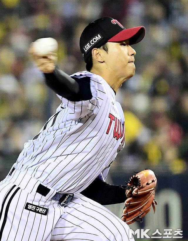 2일 오후 서울 잠실구장에서 ‘2026 신한 SOL KBO 리그’ KIA 타이거즈와 LG 트윈스 경기가 열렸다. 8회초에 등판한 LG 우강훈이 역투하고 있다. 사진(잠실 서울)=김영구 기자