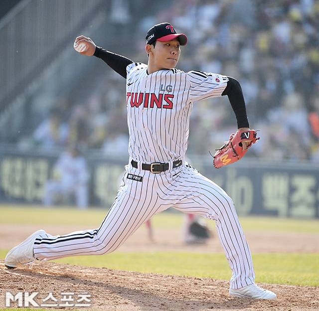 2025년 3월 22일 오후 서울 잠실야구장에서 ‘2025 프로야구’ 롯데 자이언츠와 LG 트윈스의 경기가 열렸다. LG 우강훈이 9회초 역투하고 있다. 사진=천정환 기자